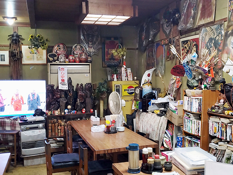 店内は旅行好きな店主のコレクションが散りばめられています