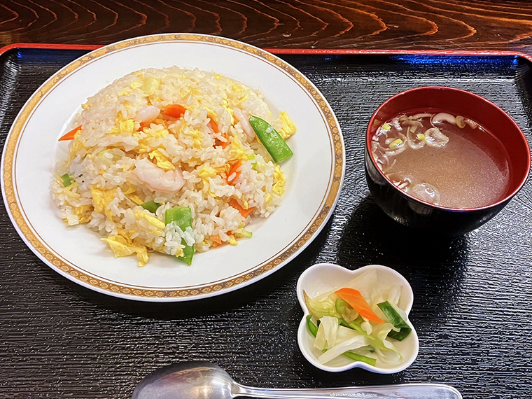 プリプリのえびが美味しい「エビ炒飯」（880円）