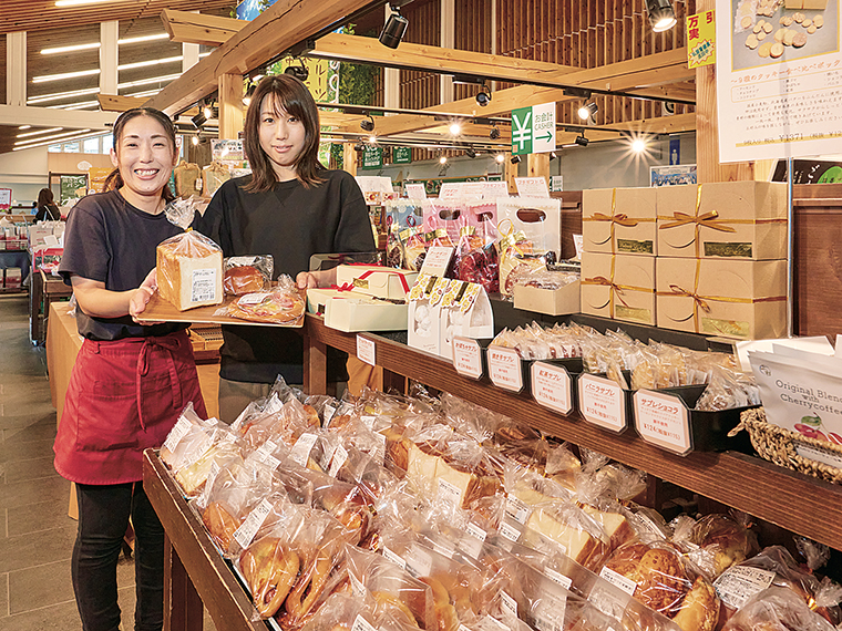 商品は11時頃に納品される。「種類が多いので、好きなパンが必ず見つかると思います」と竹内さん(右)