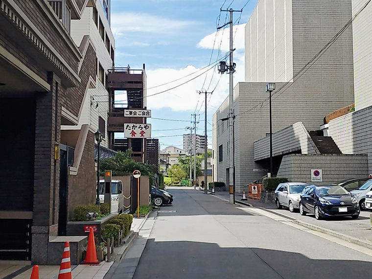 吸い込まれそうな青空と、吸い込まれそうな看板が目の前に