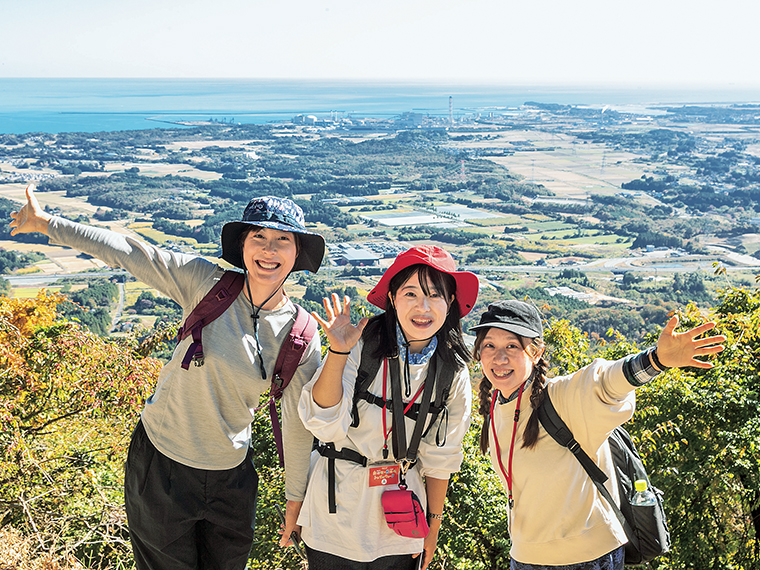 鹿狼山は標高430mと低山ながら、頂上は360度の大パノラマ。天気のいい日は、東に太平洋と新地の町、北東に牡鹿（おしか）半島、西に蔵王や吾妻山、安達太良連峰を眺望できる。登山道は「ふくしま緑の百景」にも選定されており、広葉樹林が広がる「片倉沢の原生林」など紅葉も美しい