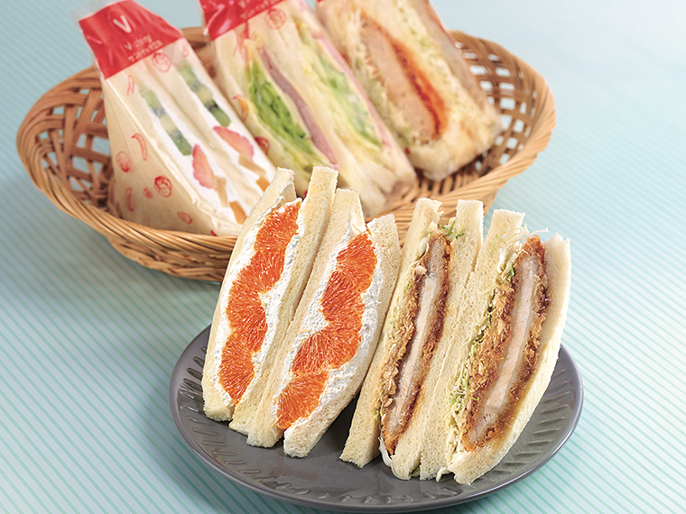 「たっぷりオレンジ」(左・507円)、「熟成三元豚ロースカツ」(右・486円)をはじめ、食べ応えのあるサンドイッチが自慢