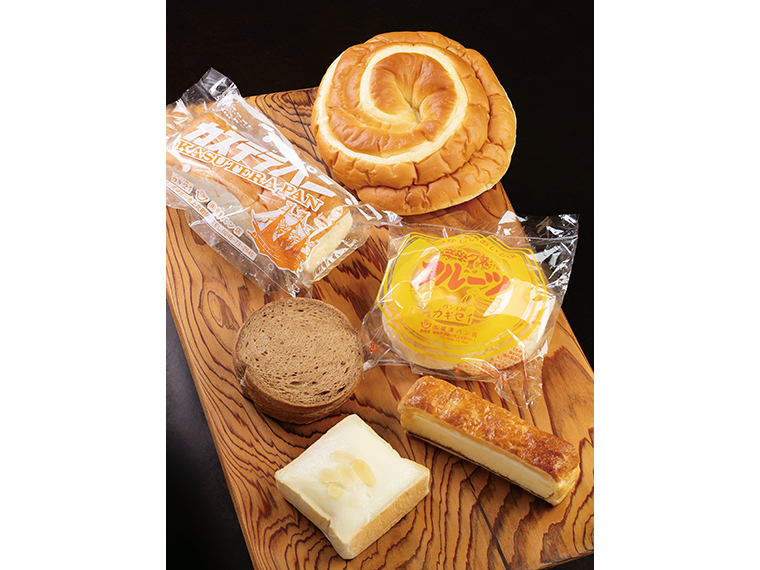 左上から「カステラパン」(237円)、「フルーツパン」(194円)、「アップルケーキ」(237円)、「アーモンドボックス」(183円)、「あんマーガリン」(205円)