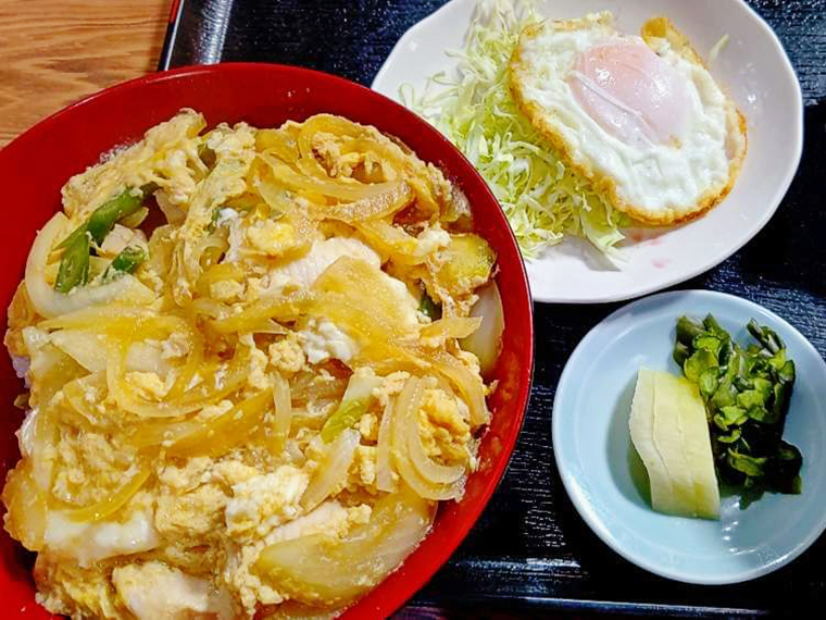 玉子メインな親子丼であっても、もちろんセット（850円／部員提供）