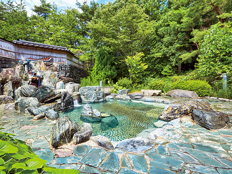 天然岩石で造られた自然豊かな露天風呂