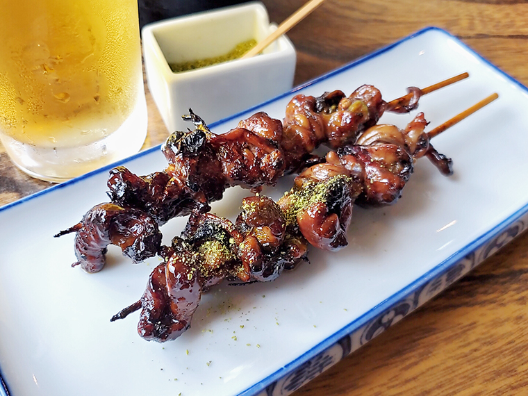 震災の時には持参して避難したという秘伝のタレで焼かれる「きも焼」(1本370円)