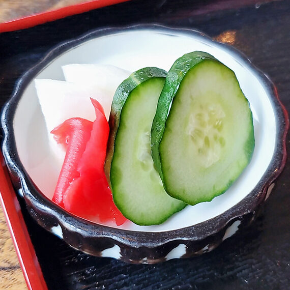 漬け物クイズ。皿に書かれたワードは?
