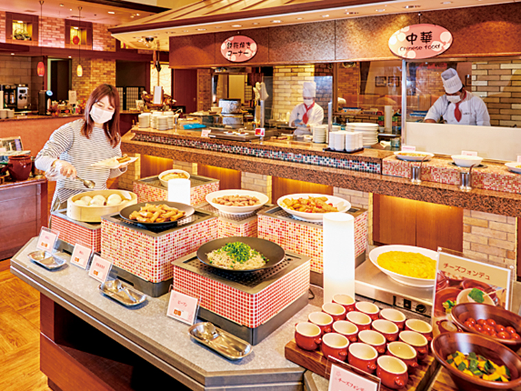 季節替わりの料理を常時約30種類揃える充実ぶり。会場もゆったりひろびろ