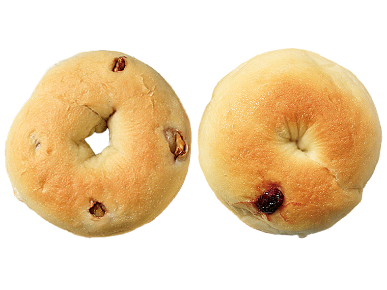 左から「くるみベーグル」(200円)、「クランベリー・クリームチーズベーグル」(240円)