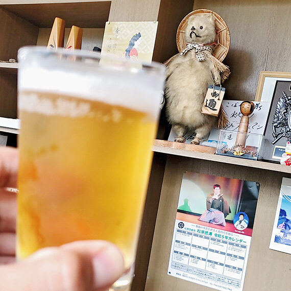 店内に鎮座するタヌキ様にも乾杯