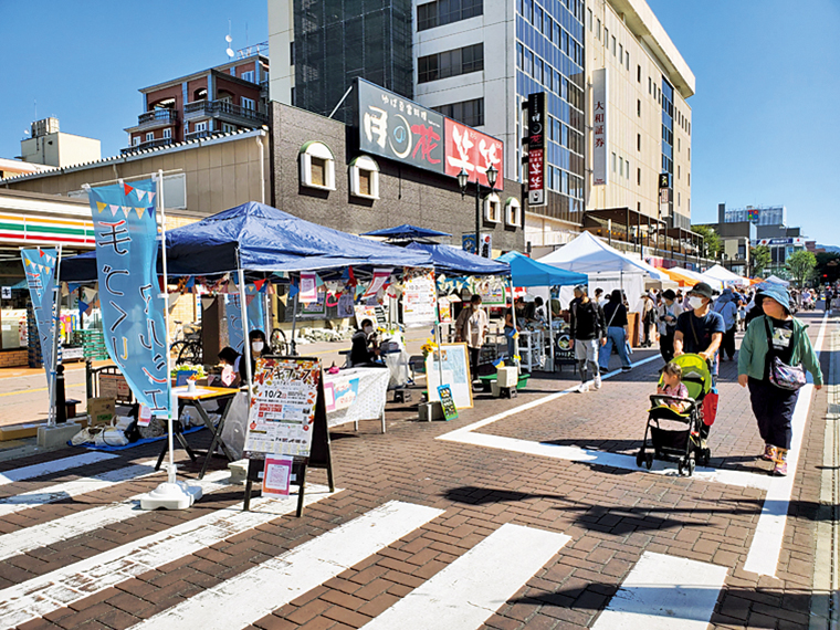 福島駅前通りに店が並ぶ。ゆったり楽しもう