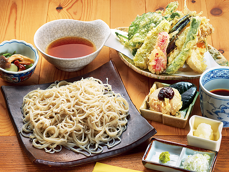 「天ぷら付き皿そば」（1,480円）。サクッと揚げた天ぷらと相性抜群の十割そば。プラス660円で皿そばをおかわりできる