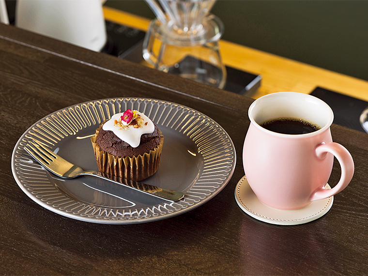 「ハンドドリップコーヒー」(570円)と、この日のスイーツ「マフィン」(480円)。「エスプレッソサンセット」(610円)など変わり種コーヒーも