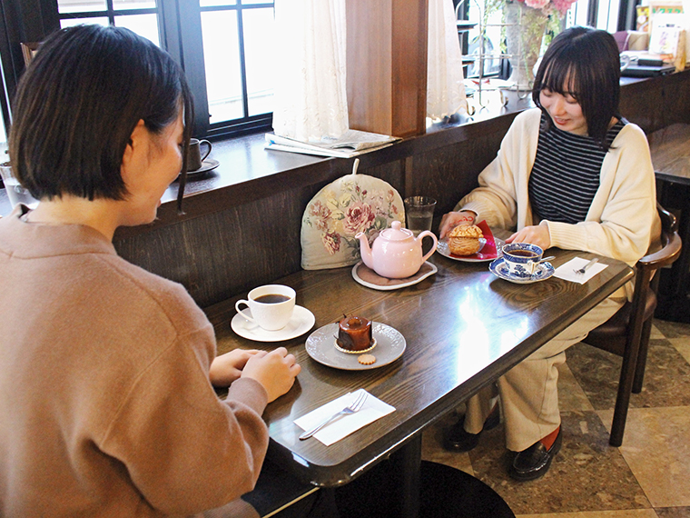 非日常感あふれるレトロなカフェスペース