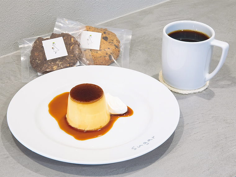 船引町の卵と種子島産きび糖、牛乳で作ったシンプルなプリンと、「Sugarブレンドコーヒー」(550円)。素朴な味わいが美味しい