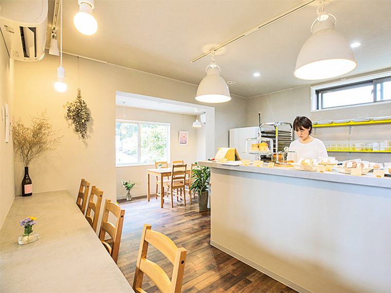 テーブル席、カウンター5席のこぢんまりとした店内