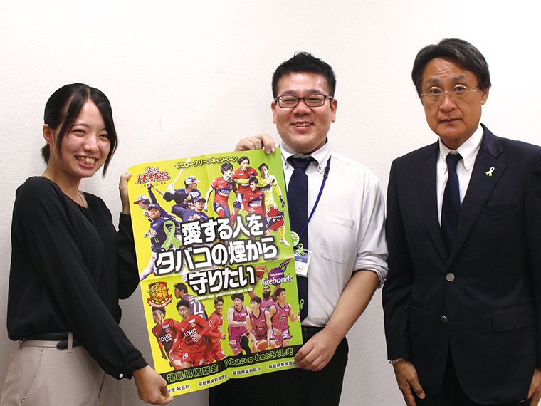 左から編集部スタッフ玲良、福島県健康づくり推進課武藤さん、齊藤先生。タクシー業界とも連携し、県内で走るタクシーにはイエローグリーンリボンのマークが付いている