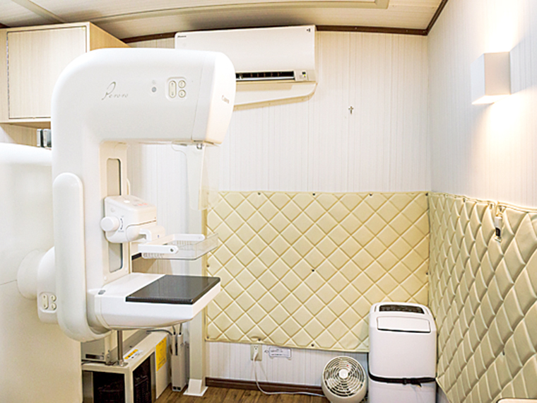 検診車内の検査スペース。機器は医療施設と同じ機器を搭載。受診者ファーストの空間で安心して検査を受けられる