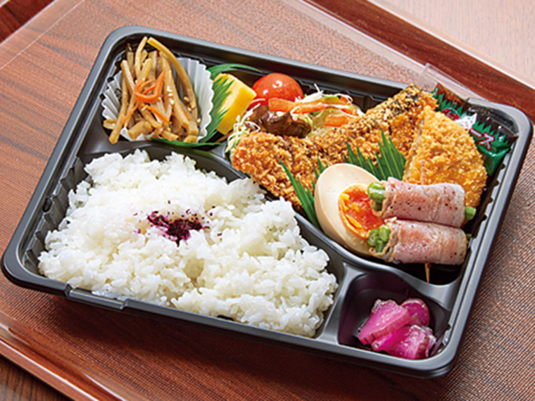 日替わり弁当(550円)。親子丼など丼物もある。日替わりなので内容は来てみてからのお楽しみ