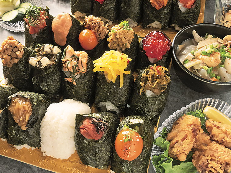 「すじこ×漬け卵黄」(340円)や「大葉しゃけ×梅」(280円)などの組み合わせが人気。具材が日替わりの味噌汁は230円