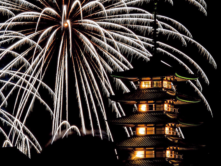 夜空に打ち上がる花火は圧巻。マルシェは11時から18時30分まで、 ランタンは17時30分打ち上げなどイベントにより時間が異なる