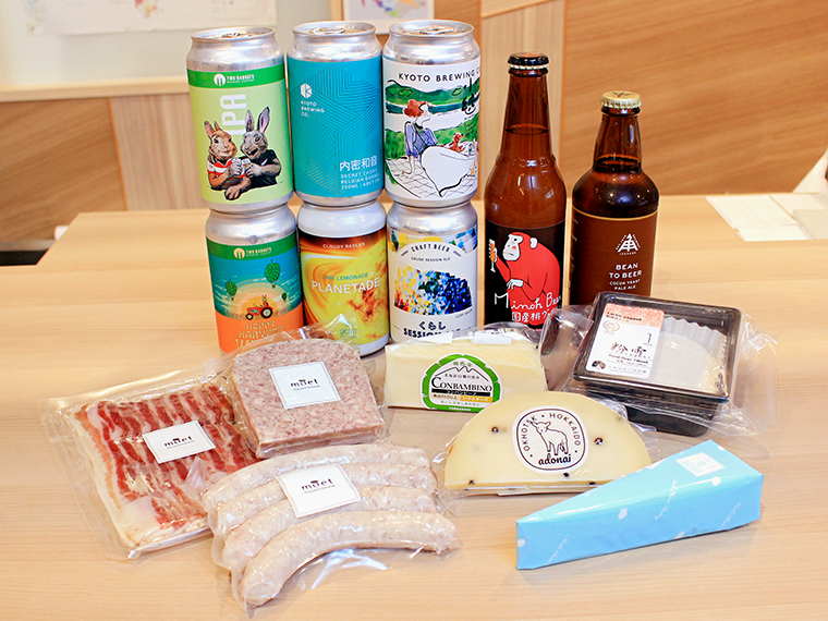 ワイン以外の国内で生産された商品も厳選してラインアップ。国産クラフトビール(480円~)や、国産ナチュラルチーズ(490円~)、手作り製法のシャルキュトリー(加工肉・500円~)も一緒にぜひ。パッケージもかわいらしく、プレゼントにもおすすめ