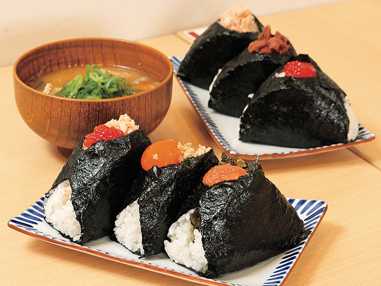 手前から「高菜炒め+辛子明太子」「鶏そぼろ+卵黄醤油漬け」(各480円)、「銀鮭+すじこ」(600円)。「こだわりの豚汁」(420円)もぜひ