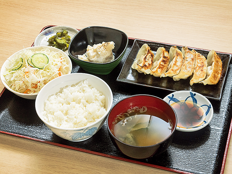 「餃子定食」（700円）。天栄村特産の「天栄長ネギ」と「ヤーコン」ふんだんに使用した特製の餃子セット。『天栄米』との相性も抜群で箸が止まらない。冷凍餃子も販売しているので、お土産にもおすすめ