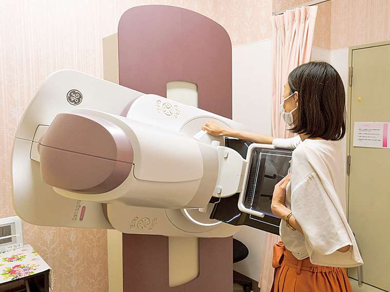 福島県保健衛生協会では3Dマンモグラフィにも対応。精密検査と同じ検査をオプションで受けることが可能※撮影のため、服を着用
