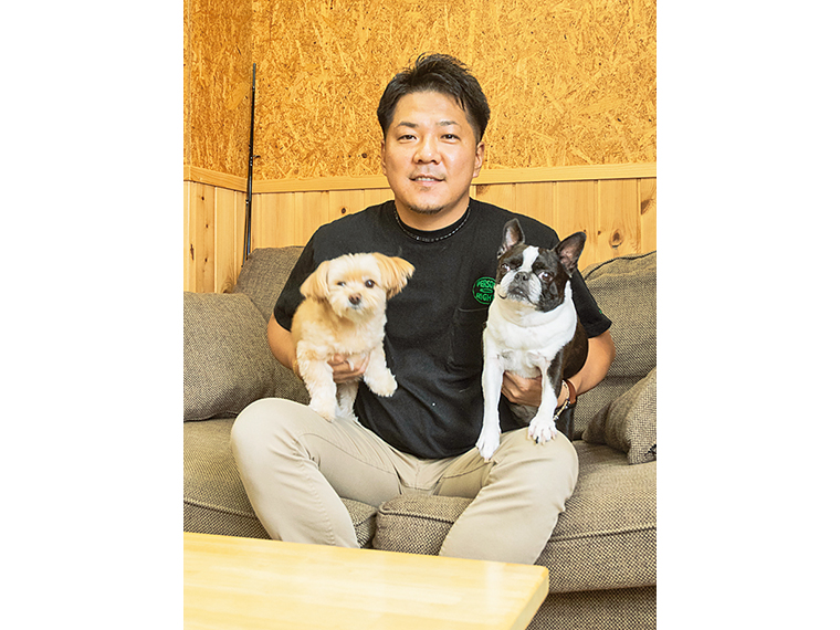 会社のロゴにも描かれている看板犬のマメちゃん(左)とイブちゃん(右)の存在も日々の癒やしに