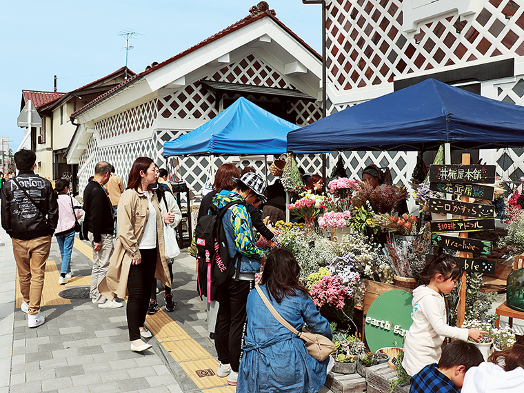 「Rojima」開催時の様子。出店が立ち並び、多くの人で賑わう。人気の飲食店やハンドメイド作品が目白押し