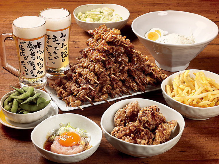 「お手軽コース(2〜4名分・90分飲み放題付き)」(1名・2,750円)。伝串は1名につき2本ずつ