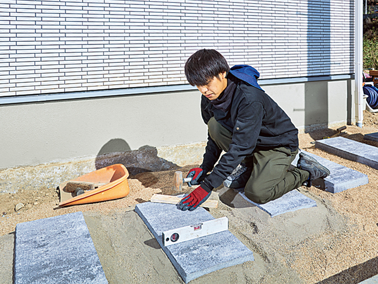 庭作りの作業風景。現場に合わせて1つひとつ丁寧に対応する