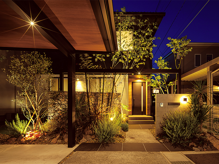「YKKAP2023エクステリアスタイル大賞」ファサード部門ブロンズスタイル賞。同社が得意とする“光”を使った庭。自然石や大判のタイルを使うことで重厚感のある独特の雰囲気を演出するなど、住宅のデザインや雰囲気などに合わせて提案