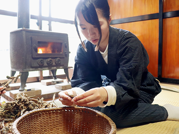 集中して豆剥きをするささちゃん。集中するあまり、口が少し開いてます（笑）