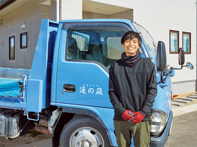 代表の熱海智郎さん。ダンプを使用し、大きな木や石を活かした庭作りなど幅広く対応