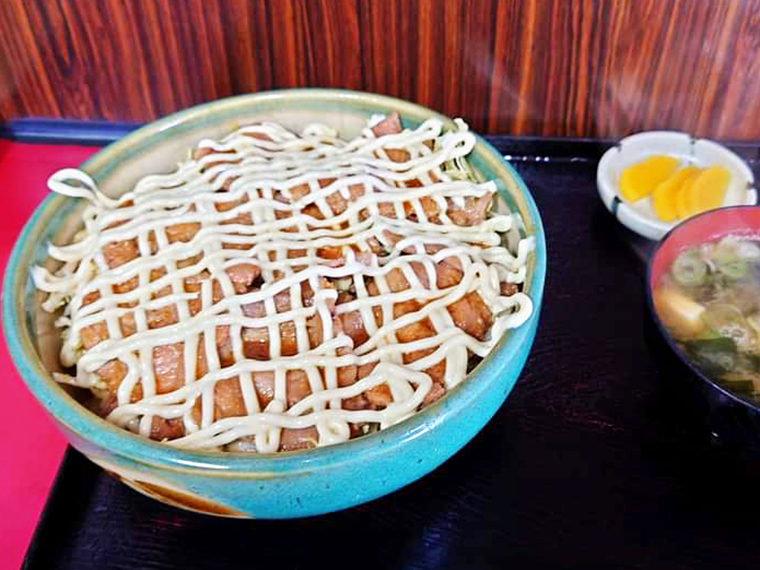 囲碁がしたくなるほど繊細な格子柄も目を引く「マヨ焼肉丼」の楽しさ（1,060円／部員提供）