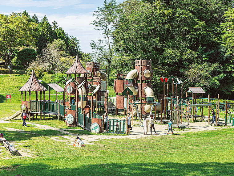 「翠ヶ丘公園」のわんぱく広場にはお城を彷彿とさせる巨大遊具が。自然に囲まれながら目一杯遊ぶことができる