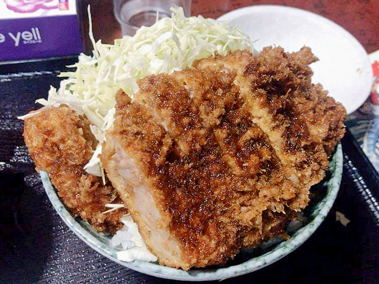 ちょっとした山脈！「ソースカツ丼」（1,100円／部員提供）