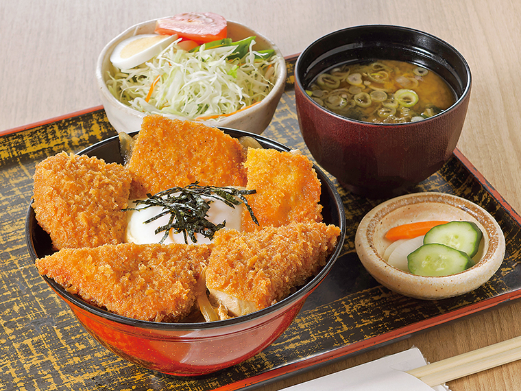 「かつ丼」（1,200円）。真ん中に半熟状の玉子。まずはカツだけを食べ、次に玉子をカツに絡めて食べるのが通の食べ方