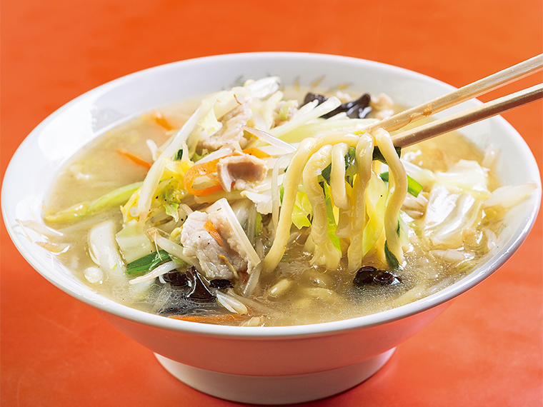 「タンメン」（990円）。長時間かけて煮込んだスープに極太の自家製麺がよく絡み、食べ応え十分。細麺への変更もできる