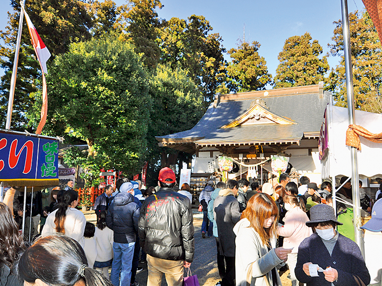 御祭神は「武甕槌命」（たけみかづちのみこと）。版画家・西村沙由里氏デザインの大型絵馬を展示