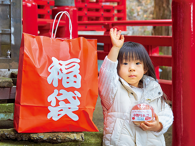 お菓子がいっぱい入った福袋は1,000円。「開運・中野りんご」は2024年にちなみ1個24円で販売