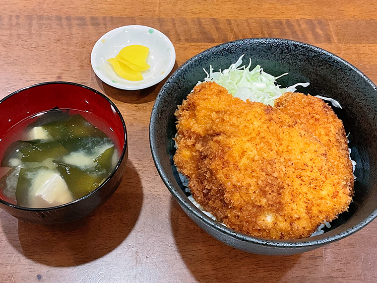 「タレカツ丼（写真は並盛）」（715円）。大盛りでも825円という驚き。プラス50円でみそ汁も付けられる