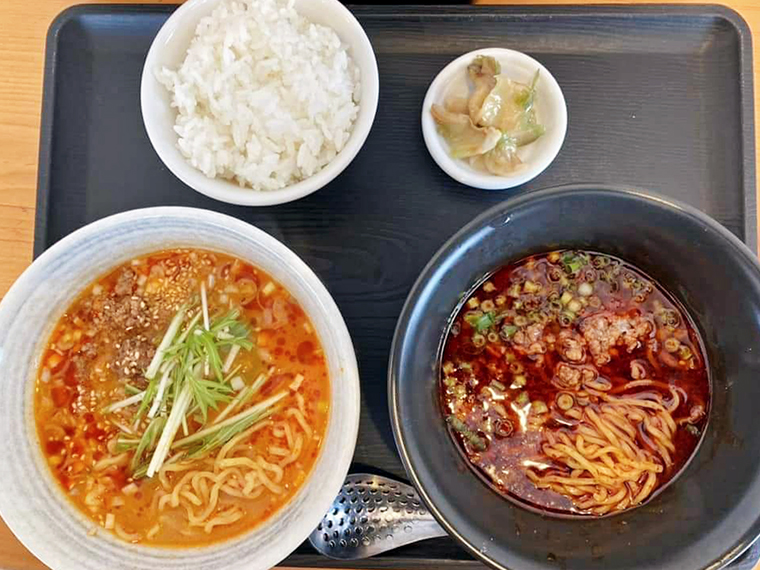 月替わりメニューも要チェック。以前の「担々麺食べ比べセット」（部員提供）