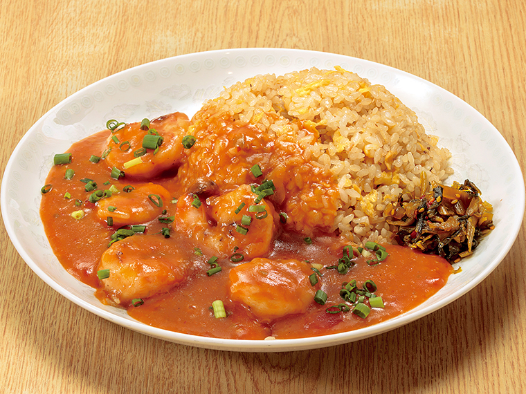 「爆旨えびちり炒飯 極」(1,200円)。甘辛いチリソースに大エビが入ったエビチリとチャーハンが楽しめる。+200円で台湾産の烏龍茶とセットにできる