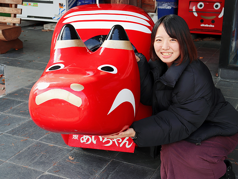 可愛らしい顔立ちの長女・あいちゃん。先の男性陣とは異なり、頬の模様が下向きです