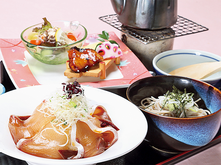 「鰤（ブリ）茶漬け膳」（2,730円）。今だけの旬の味覚をぜひ。蕎麦は温または冷を選べる