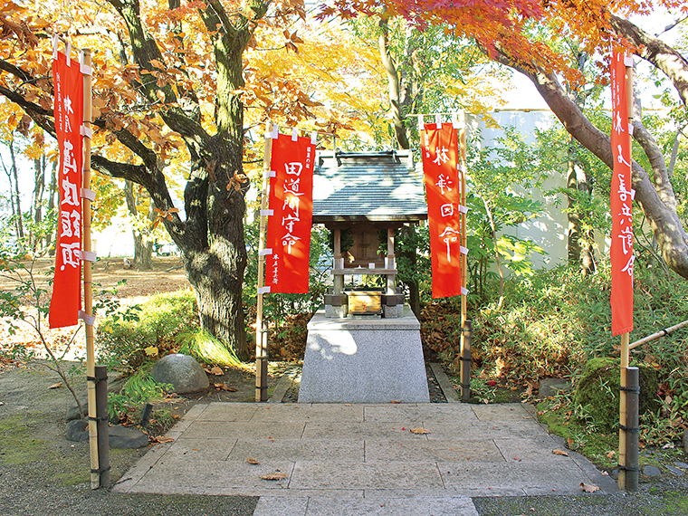 「開成柏屋」の中庭に建立された、三柱の菓祖神を祭る神社