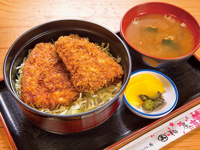 「名代ソースカツ丼（ロース）」（970円）。国産豚をサクッと揚げたロースカツのおいしさを甘めの自家製ソースのうまみが引き立て、見た目も味も抜群。味噌汁、漬物付き